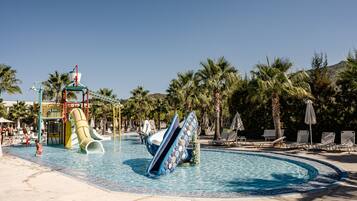 2 Außenpools, Sonnenschirme, Liegestühle