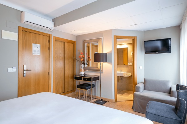 Superior Double Room, 1 King Bed, City View | Down comforters, in-room safe, soundproofing, WiFi (free)