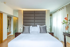 Phòng đôi Exclusive, 1 giường cỡ king, hiên, quang cảnh thành phố | Chăn bông, két bảo mật tại phòng, phòng cách âm