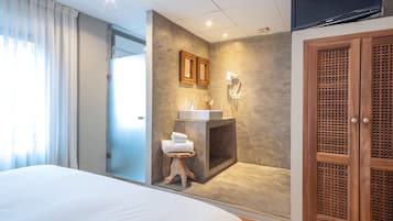 Chambre Design, 1 grand lit, salle de bains attenante, vue ville