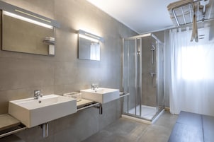 Ducha, secador de pelo, jabón, shampoo