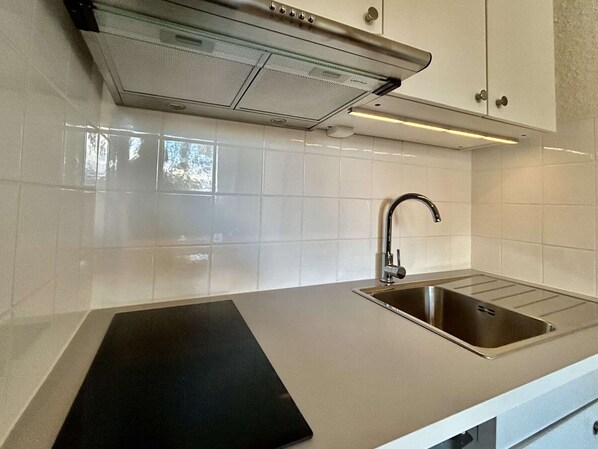 Fridge, stovetop, coffee/tea maker