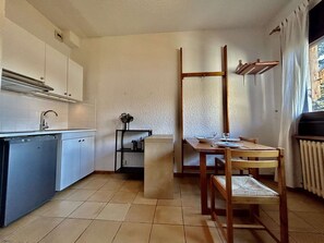 Fridge, stovetop, coffee/tea maker