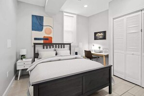 3 室のベッドルーム、デスク、アイロン / アイロン台、旅行用ベビーベッド