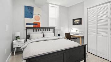 3 habitaciones, escritorio y tabla de planchar con plancha