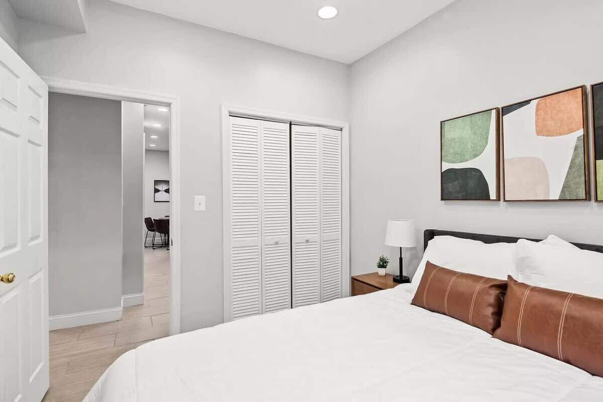 3 bedrooms, desk, iron/ironing board, travel crib