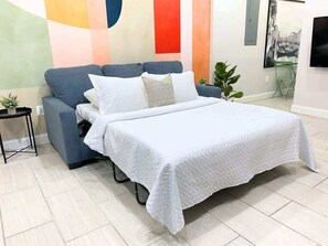 3 habitaciones, escritorio y tabla de planchar con plancha 