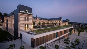 A modern Hyatt Place hotel with a mix of classic and contemporary architecture, featuring a prominent entrance, a rooftop garden, and a spacious courtyard. - Hyatt Place Rouen (Rouen)