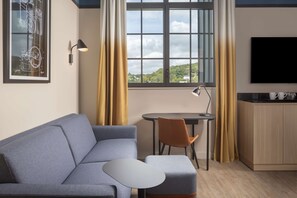 Ropa de cama de alta calidad y caja de seguridad en la habitación 