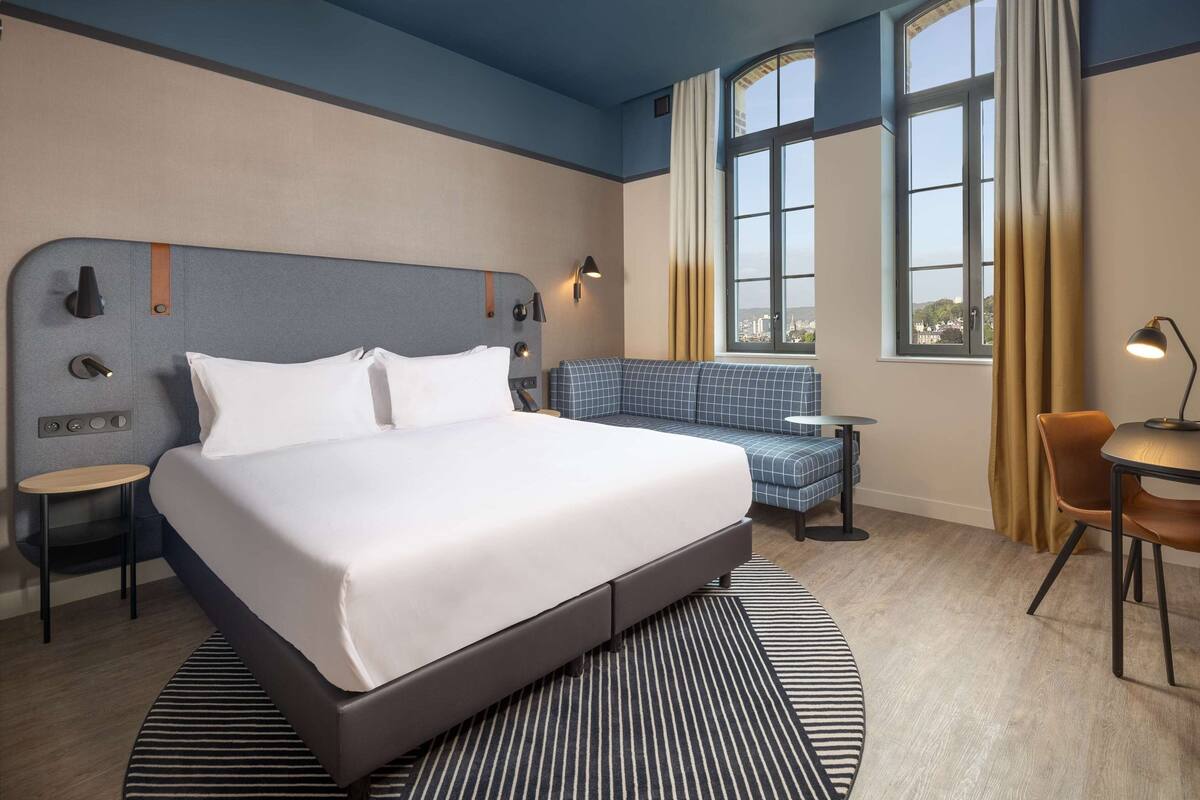 Kamar Deluks, 1 Tempat Tidur King, pemandangan kota (Cathedral View) | Seprai premium, brankas, meja kerja, dan ruang kerja ramah laptop