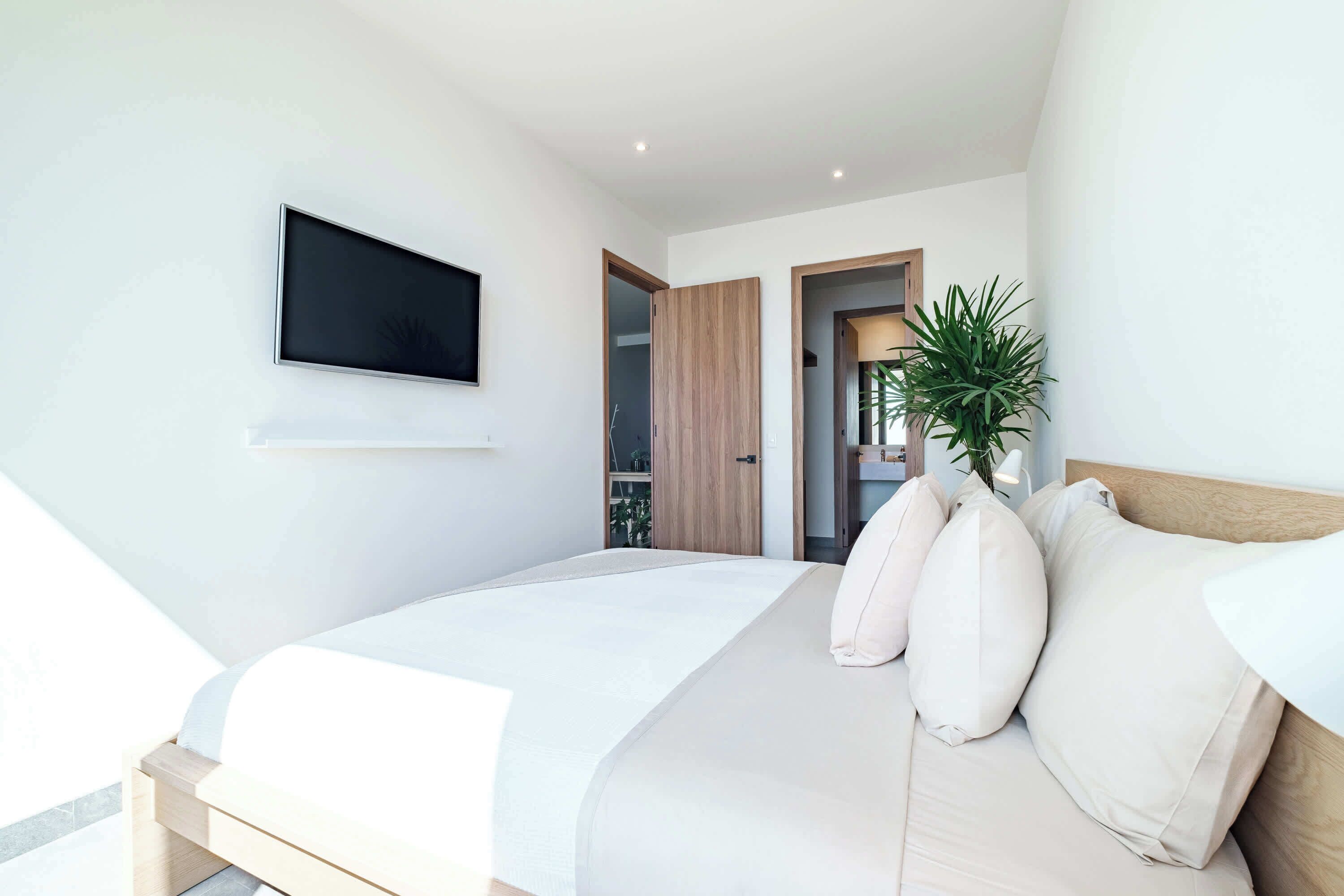 1 slaapkamer, een bureau, een strijkplank/strijkijzer, reisbedje