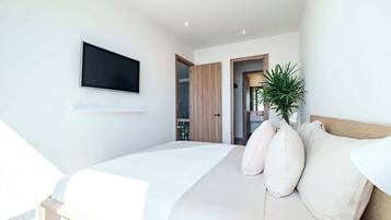 1 slaapkamer, een bureau, een strijkplank/strijkijzer, reisbedje