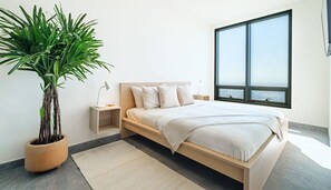 1 dormitorio, escritorio, tabla de planchar con plancha y cuna de viaje