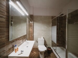 Haartrockner, Bademäntel, Hausschuhe, Handtücher