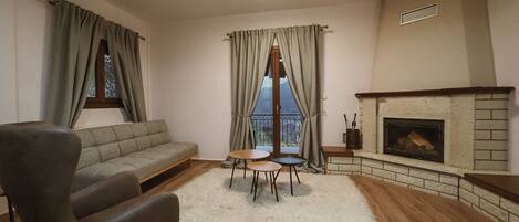 Iron/ironing board, WiFi (free), bed sheets