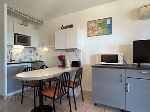 Kühlschrank, Mikrowelle, Herdplatte, Geschirrspüler