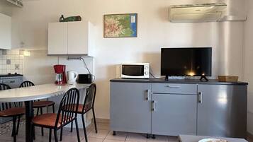 Cafetière/bouilloire, réfrigérateur, micro-ondes, plaque de cuisson