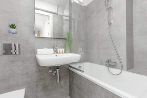 Douche, sèche-cheveux, shampoing