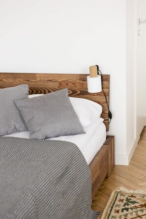 Tabla de planchar con plancha, wifi y ropa de cama 