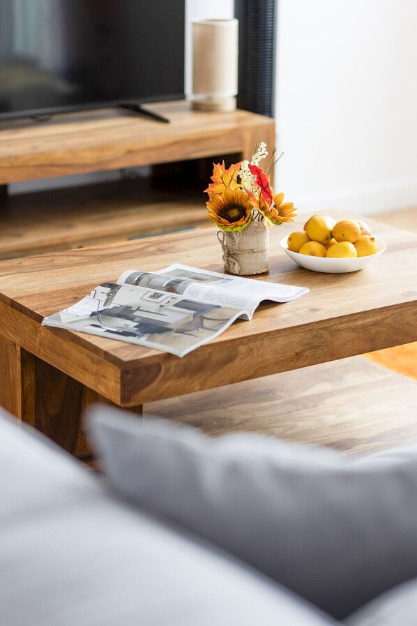 32-inch flat-screen TV with cable channels, streaming services - 15th Floor Studio in Warsaw by Renters (Warsaw)