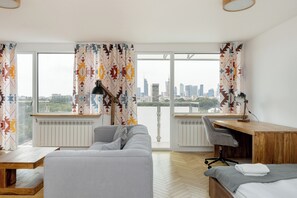 Desk, laptop workspace, free WiFi, bed sheets - 15th Floor Studio in Warsaw by Renters (Warsaw)