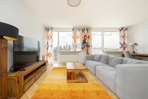 32-inch flat-screen TV with cable channels, streaming services - 15th Floor Studio in Warsaw by Renters (Warsaw)