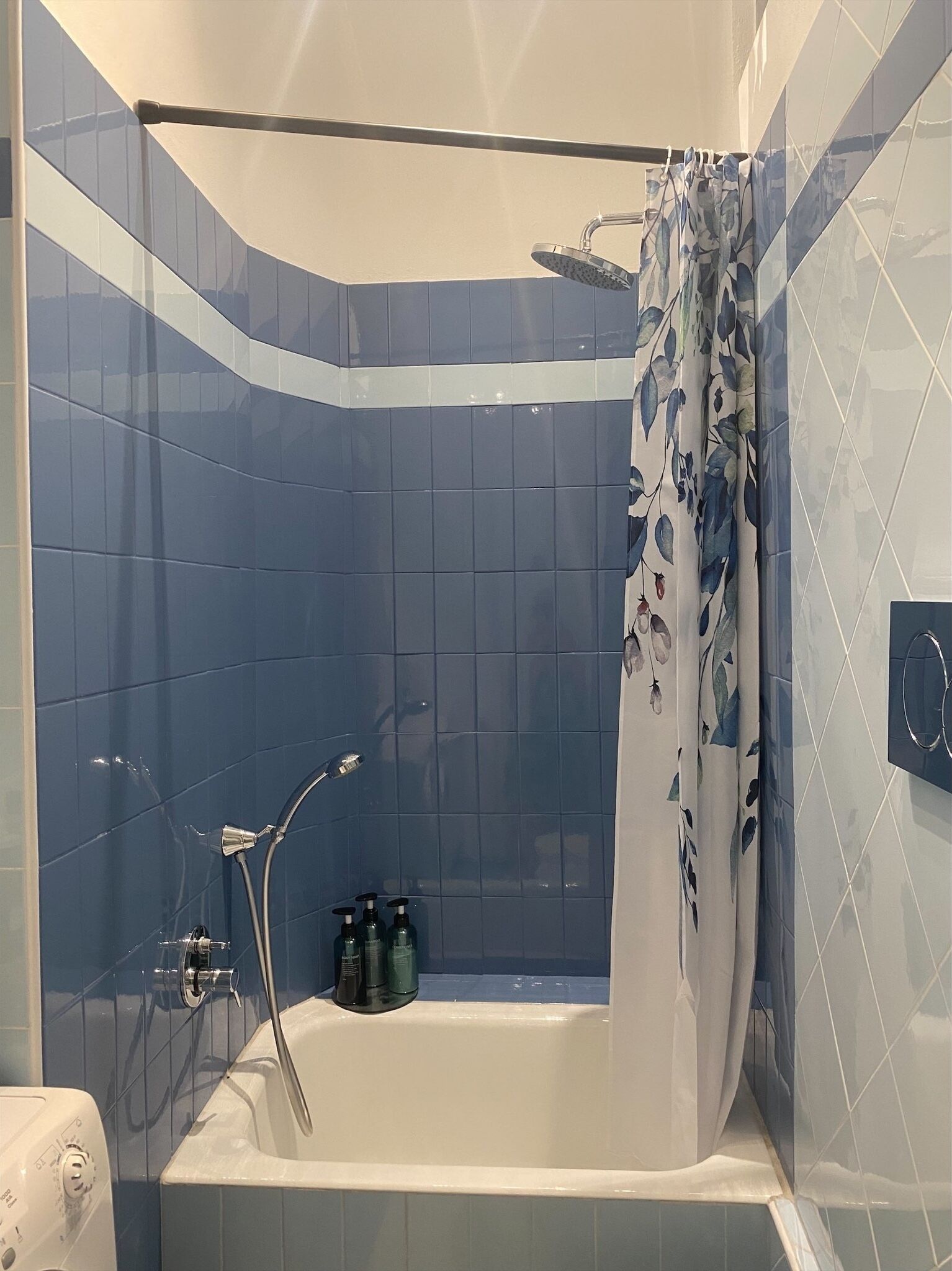 Een haardroger, een bidet, handdoeken, zeep