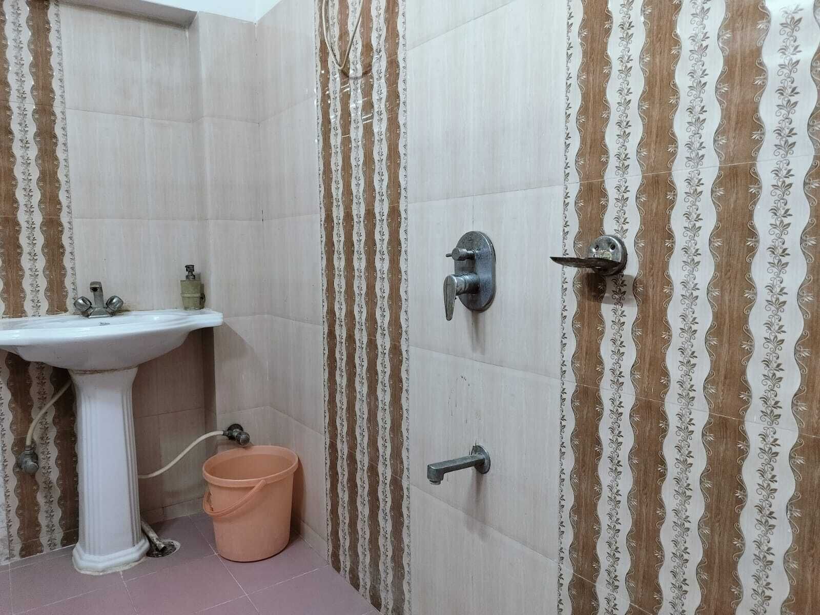 Deluxe Double Room | Bathroom | Shower, free toiletries, towels