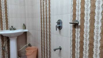 Deluxe Double Room | Bathroom | Shower, free toiletries, towels
