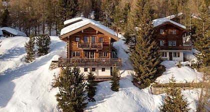 Chaleureux chalet en vieux bois avec sauna et une magnifique vue, pour 10-12 personnes Ă Chandolin.E