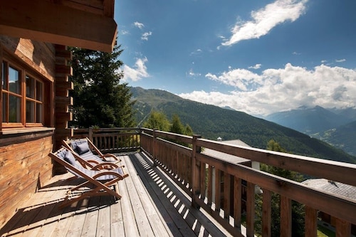 Warmes altes Holzhaus mit Sauna und herrlicher Aussicht, für 10-12 Personen in Chandolin.Außen: frei