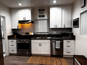 Refrigerador, microondas y parrilla de estufa 