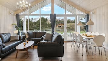 Una Smart TV, una chimenea, un reproductor de DVD