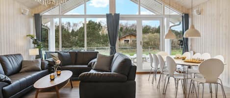 Älytelevisio, takka, DVD-soitin, pöytätennispöytä