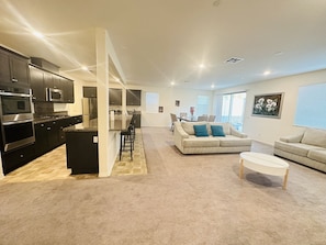 Living area - Jurupa Valley 5 bedrooms cheerful house with Mountain View
 (Jurupa Valley)