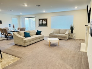 Living area - Jurupa Valley 5 bedrooms cheerful house with Mountain View
 (Jurupa Valley)