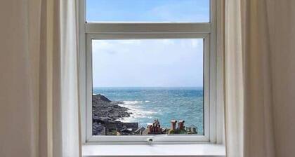Bright & beautiful 4 bedroom house with sea views