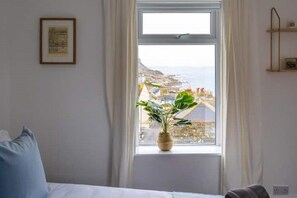 4 bedrooms, iron/ironing board, travel cot, free WiFi - Bright & beautiful 4 bedroom house with sea views (Portland)