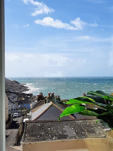 Bright & beautiful 4 bedroom house with sea views