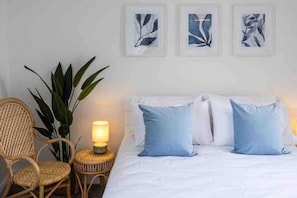4 bedrooms, iron/ironing board, travel cot, free WiFi - Bright & beautiful 4 bedroom house with sea views (Portland)