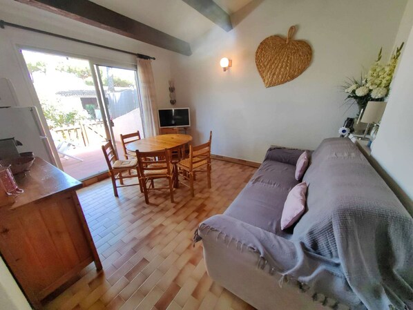 TV - Air-conditioned semi-detached villa with pool and parking for 6 (Cap d'Agde)