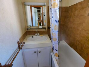 Bathroom - Air-conditioned semi-detached villa with pool and parking for 6 (Cap d'Agde)