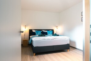 2 Schlafzimmer, Schreibtisch, Bügeleisen/Bügelbrett, Reisekinderbett