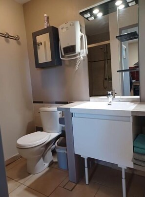 Shower, hair dryer, towels, soap - Appartement sur Jardin Entre Sisteron et Gorges de la Méouge: Hauts de Toscane 2 (Ribiers)
