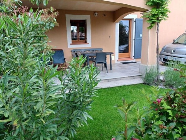 Outdoor dining - Appartement sur Jardin Entre Sisteron et Gorges de la Méouge: Hauts de Toscane 2 (Ribiers)