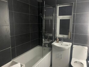 Haartrockner, Handtücher, Toilettenpapier