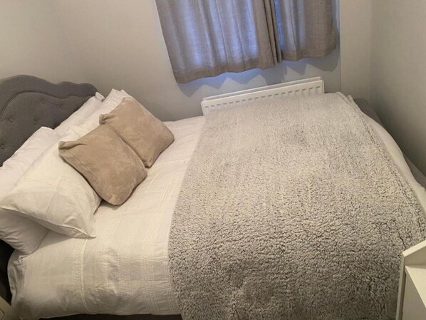 2 Schlafzimmer, Schreibtisch, Bügeleisen/Bügelbrett, Reisekinderbett
