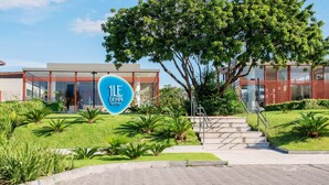 A modern building with a sign reading "1LE DE PIPA RESORT". - Flat Ilê de Pipa Tulum - By Almare (Tibau do Sul)