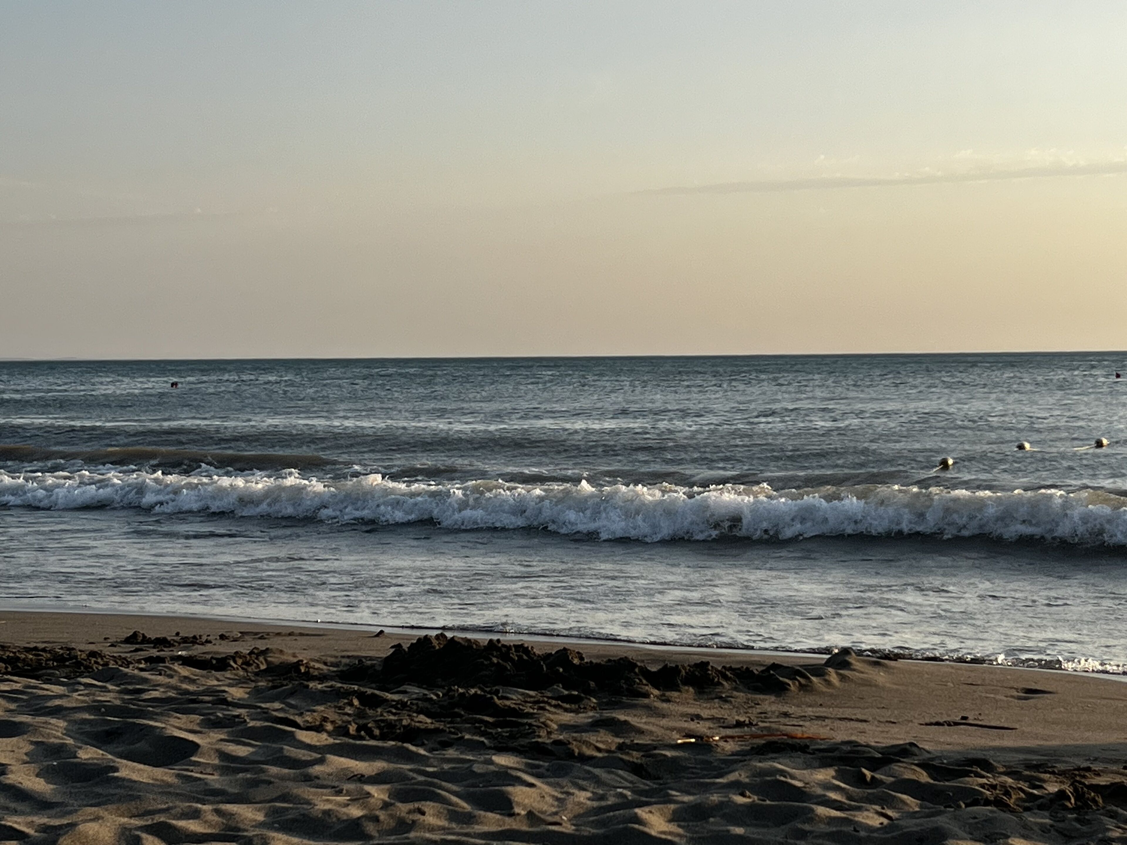 Una platja amb ones i un cel serè.