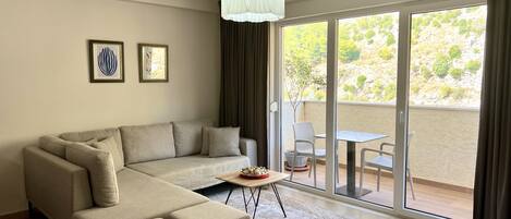 TV connectée, livres, vidéothèque